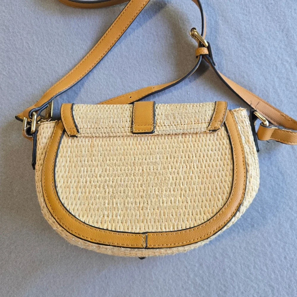 Izzy & Ali Crossbody Bag Womens Small Tan Woven Straw Faux Leather Saddle Purse